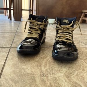 Jordan 1s gold and black little scuff good quality